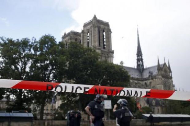 parigi-sparatoria-a-notre-dame-aggredisce-agente-a-martellate-colpito