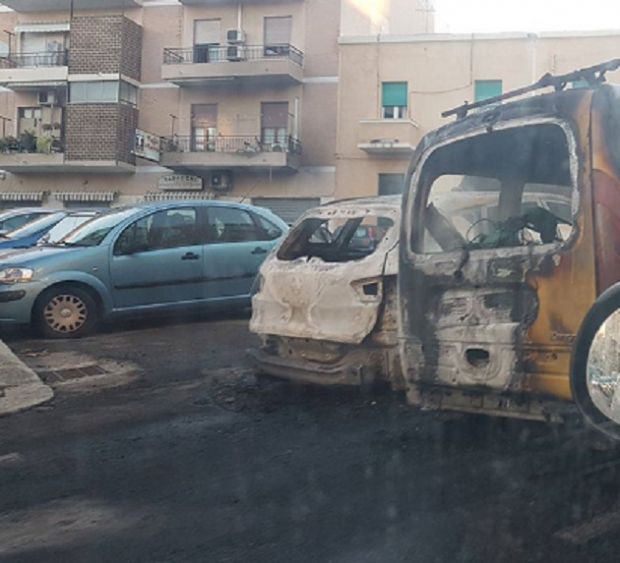 auto-in-fiamme-in-via-monte-sabotino-a-cagliari-ipotesi-dolosa