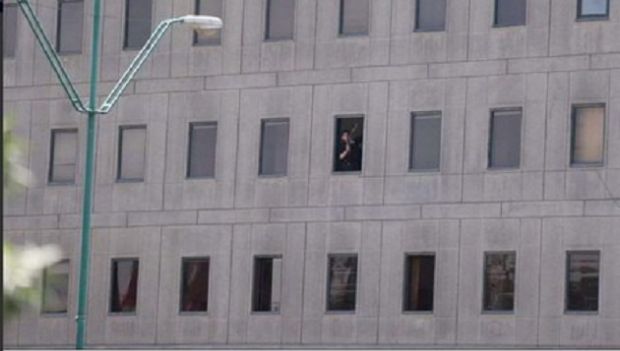 iran-sparatoria-e-ostaggi-in-parlamento-colpi-d-arma-da-fuoco-al-monumento-khomeini-sette-morti