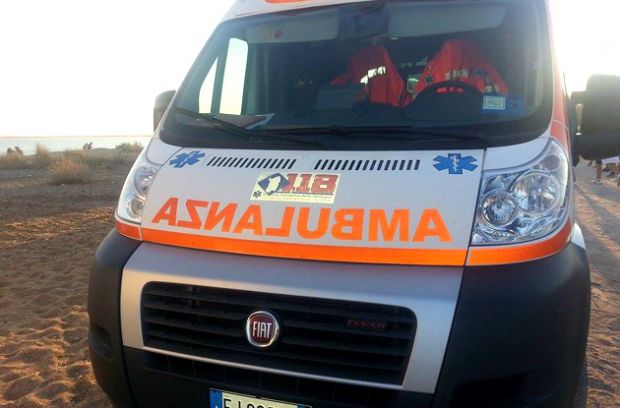 cade-da-scogli-e-finisce-in-mare-salvata-dalla-polizia