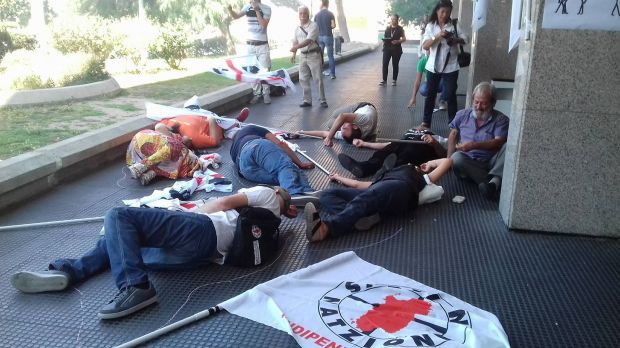 indipendentisti-sardi-flash-mob-contro-dipendenza-qatar