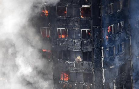 londra-incendio-a-grenfell-tower-polizia-and-quot-almeno-sei-morti-and-quot-salvo-un-bimbo-lanciato-nel-vuoto