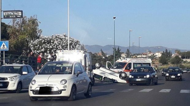 quartu-auto-si-ribalta-sulla-litoranea