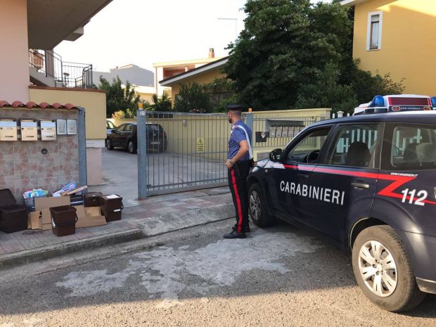 bloccano-con-spray-al-peperoncino-rappresentante-di-gioielli-rubano-valigette