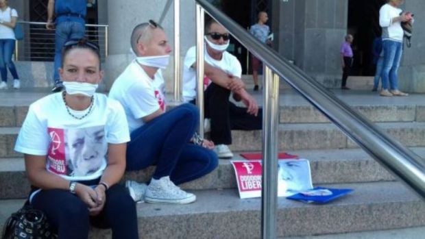 figlia-indipendentista-sardo-si-incatena-davanti-tribunale