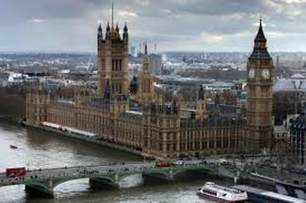 londra-allarme-al-parlamento-uomo-armato-a-westminster
