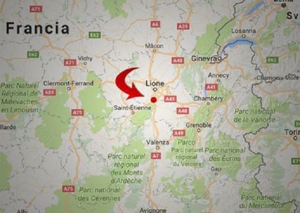 auto-con-bombole-gas-vicino-industria-chimica-lione