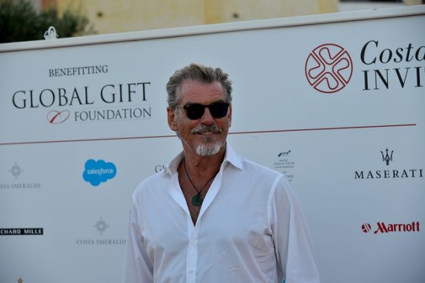 pamela-anderson-e-brosnan-in-c-smeralda