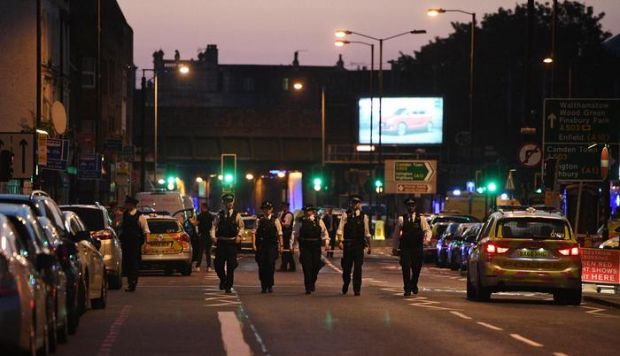 londra-van-investe-pedoni-fuori-moschea-un-morto-e-otto-feriti-si-indaga-per-terrorismo