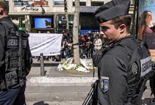 parigi-con-l-auto-su-furgone-polizia-a-champs-elysee-arrestato
