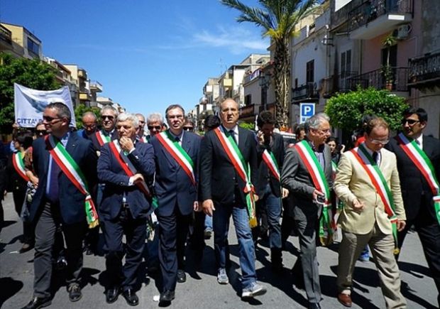 sindaci-minacciati-s-and-igrave-camera-a-inasprimento-pene