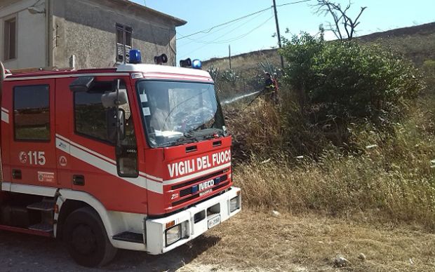 due-vasti-incendi-nel-sassarese-vigili-del-fuoco-in-azione