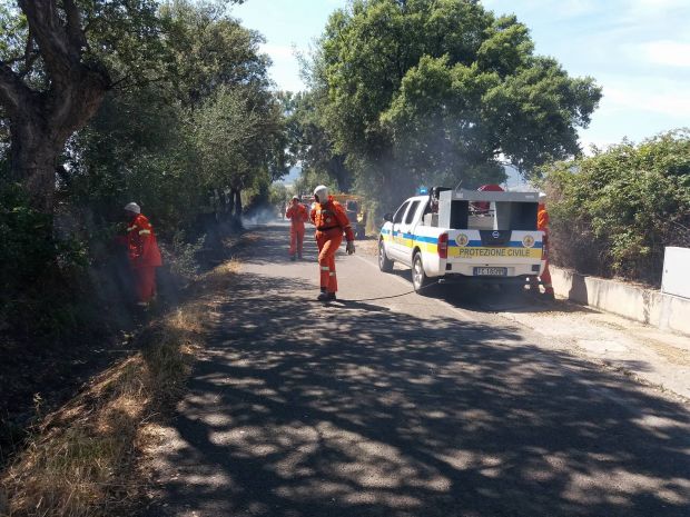 scoppia-incendio-nelle-campagne-di-nuxis-scatta-emergenza-per-arginare-fiamme