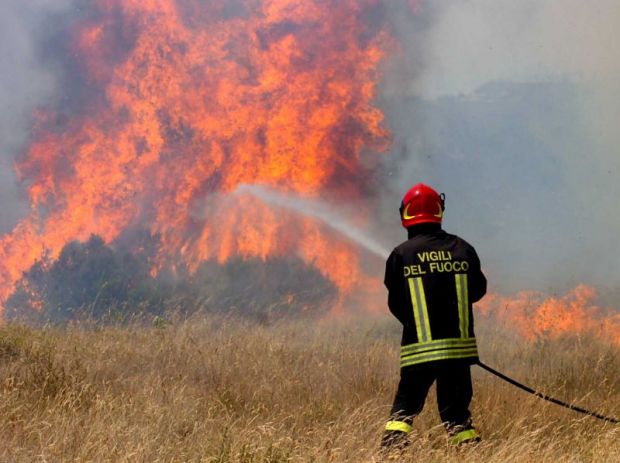 emergenza-incendi-in-sardegna-fiamme-a-villacidro