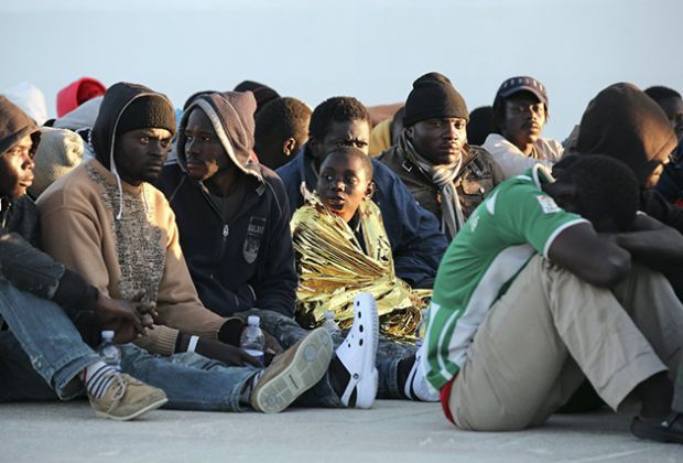 migranti-sbarco-cagliari-identificazioni-fino-a-gioved-and-igrave