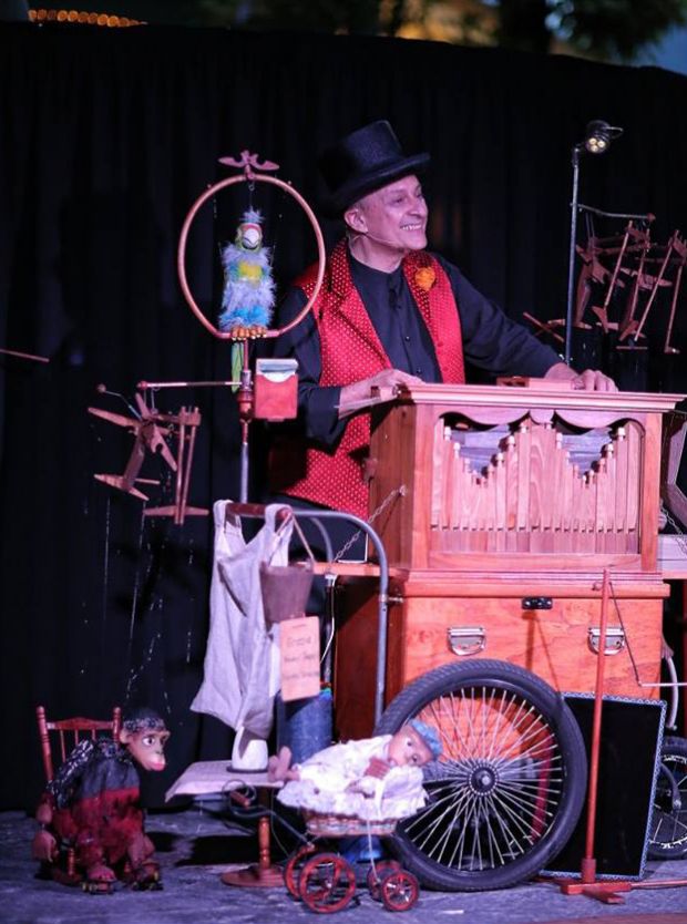 cagliari-venerd-and-igrave-e-sabato-and-quot-manovella-circus-and-quot-in-scena-nel-corso-vittorio-emanuele-ii