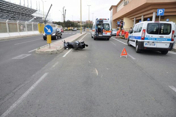 cagliari-scontro-auto-moto-in-quartiere-s-elia-due-feriti