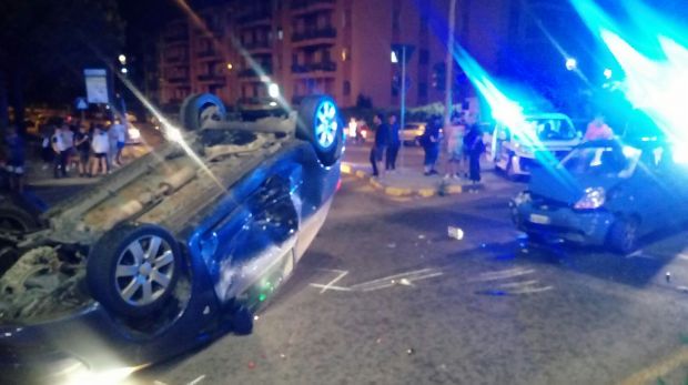 Cagliari cagliari-scontro-tra-due-auto-mitsubishi-si-ribalta-nella-rotonda-di-via-peretti
