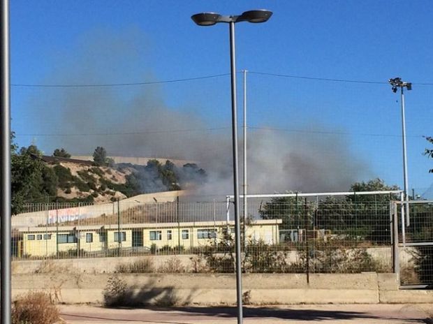 cagliari-fiamme-a-sant-elia-sul-posto-i-vigili-del-fuoco