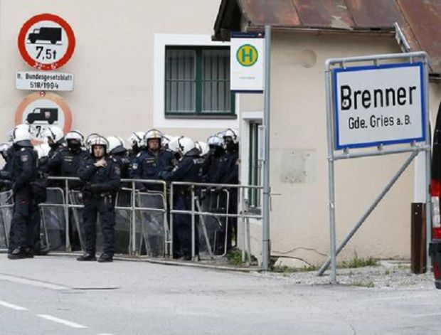 Migranti migranti-austria-schiera-quattro-mezzi-corazzati-al-brennero