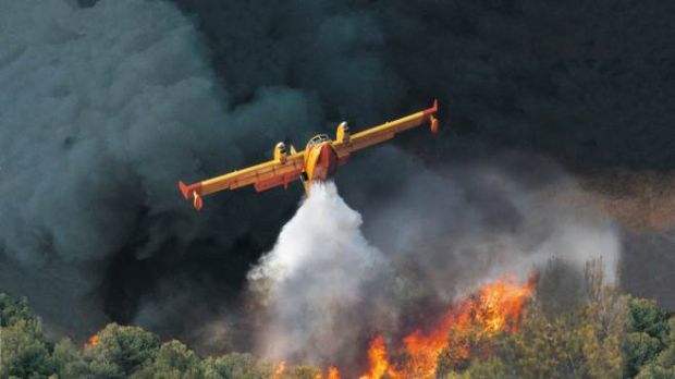 la-sardegna-brucia-in-azione-elicotteri-e-canadair-nell-isola