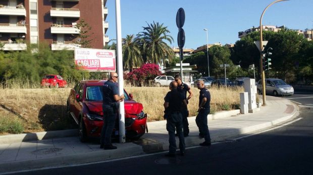 auto-parcheggiata-in-folle-finisce-su-un-palo-sfiorata-la-tragedia-in-viale-marconi