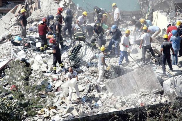 crolla-palazzina-a-torre-annunziata-sindaco-7-dispersi-anche-due-bimbi