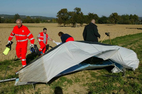 cade-deltaplano-muore-pilota