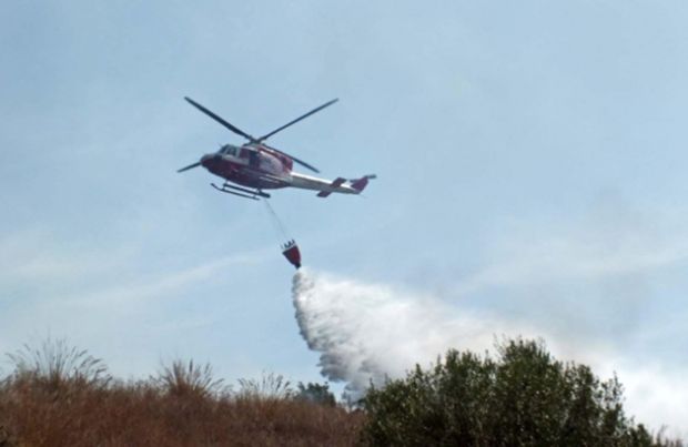 fiamme-nelle-campagne-di-villamassargia-in-azione-tre-elicotteri