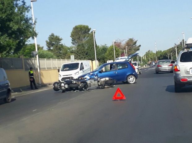quartu-scontro-tra-un-auto-e-due-scooter-traffico-rallentato