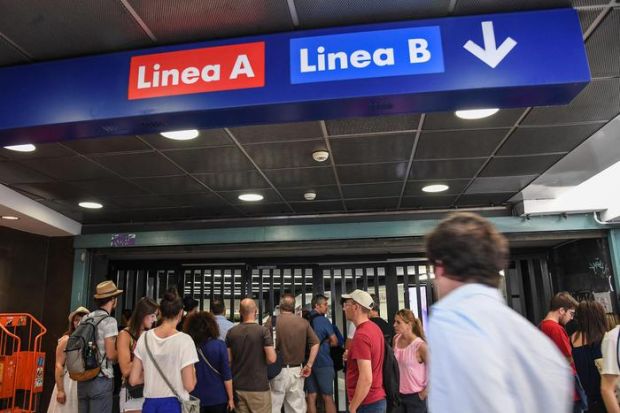 incastrata-fra-le-porte-e-trascinata-dalla-metro-e-grave