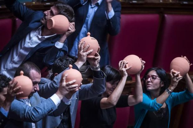 governo-pone-fiducia-alla-camera-su-dl-banche-venete-5-stelle-protesta