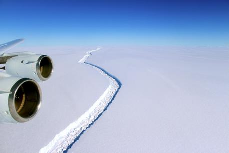In Antartide si è staccato Larsen C in-antartide-si-and-egrave-staccato-larsen-c-il-pi-and-ugrave-grande-iceberg