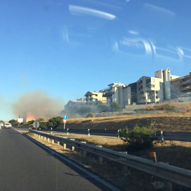 fiamme-divampano-a-su-planu-sul-posto-i-vigili-del-fuoco