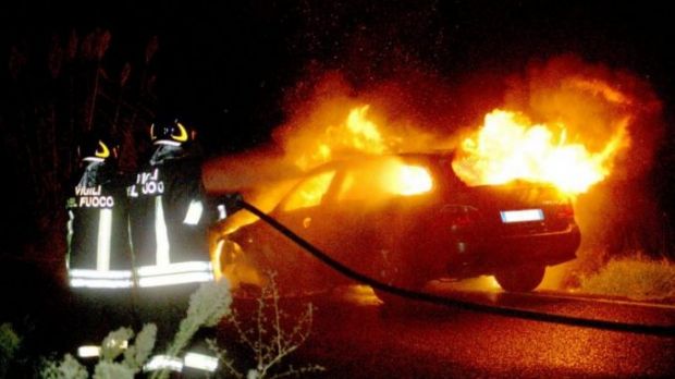 paura-a-pirri-per-l-incendio-di-due-auto