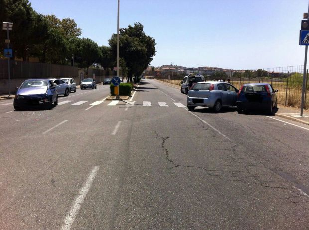 cagliari-incidente-in-via-cornalias-tre-auto-coinvolte-e-un-ferito