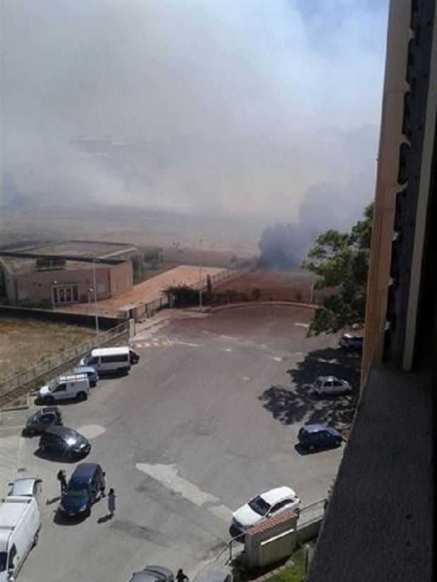 fiamme-alte-alle-porte-di-cagliari-fumo-denso-lungo-la-554
