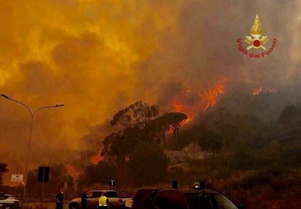 Fiamme dentro il Parco di Molentargius fiamme-dentro-il-parco-di-molentargius-cagliari-circondata-dagli-incendi