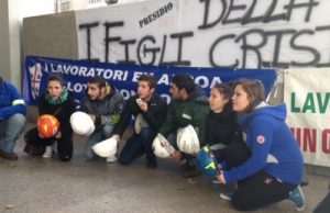 i-figli-della-crisi-restano-accampati-sotto-il-consiglio-regionale-and-ldquo-gioved-and-igrave-una-nuova-iniziativa-and-quot