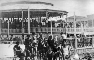 Auguri al Poetto, la spiaggia più amata dai cagliaritani compie un secolo auguri-al-poetto-la-spiaggia-pi-and-ugrave-amata-dai-cagliaritani-compie-un-secolo