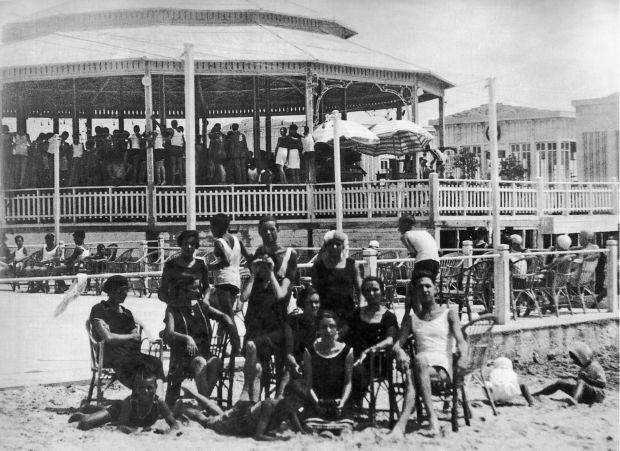 auguri-al-poetto-la-spiaggia-pi-and-ugrave-amata-dai-cagliaritani-compie-un-secolo