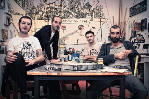 i-sikitikis-ospiti-a-and-ldquo-quelli-che-and-rdquo-in-diretta-su-rai-2