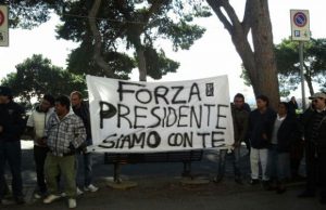 la-partita-a-pescara-i-tifosi-a-buoncammino-in-cento-davanti-al-carcere-per-cellino