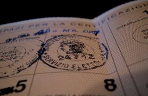 foto-dentro-la-cabina-elettorale-per-immortalare-il-voto-denunciato-dai-carabinieri