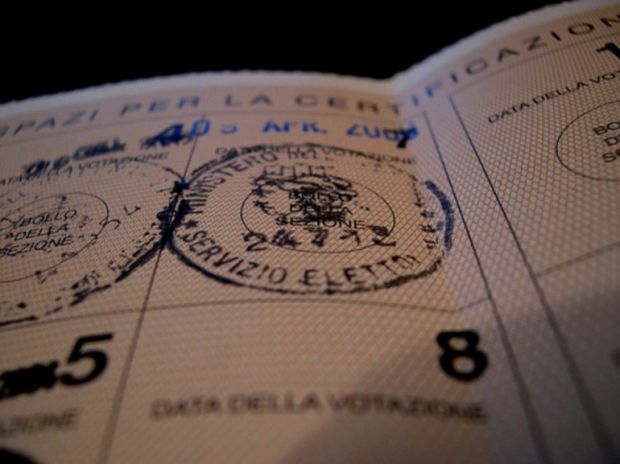 Foto dentro la cabina elettorale per immortalare il voto foto-dentro-la-cabina-elettorale-per-immortalare-il-voto-denunciato-dai-carabinieri