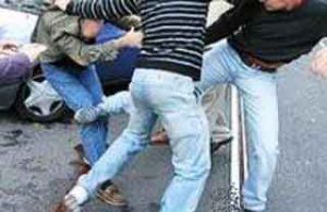 pestaggio-a-san-michele-in-quattro-contro-due-giovani-la-violenza-per-una-donna-contesa