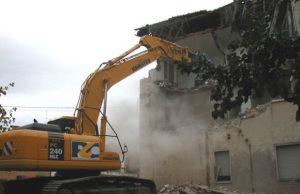 bambini-usati-come-and-lsquo-scudi-umani-and-rsquo-contro-le-ruspe-riprendono-le-demolizioni-a-tertenia