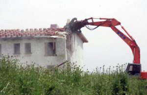 tertenia-le-ruspe-demoliscono-le-case-sul-mare-fallita-la-protesta-degli-abitanti