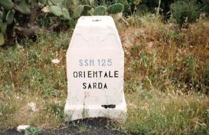 sassari-folla-per-l-ultimo-saluto-alla-mamma-e-ai-gemellini-morti-sulla-125
