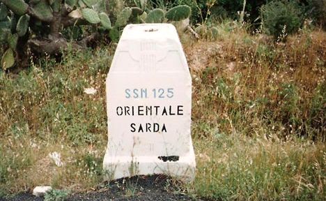 sassari-folla-per-l-ultimo-saluto-alla-mamma-e-ai-gemellini-morti-sulla-125